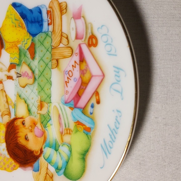 Vintage 1993 Avon Mother's Day Plate - Picture 2 of 5
